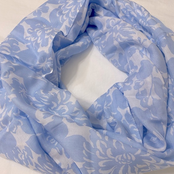 NWOT Brooks Brothers Infinity Loop Circle Scarf in Light Blue and White Floral - Picture 2 of 7